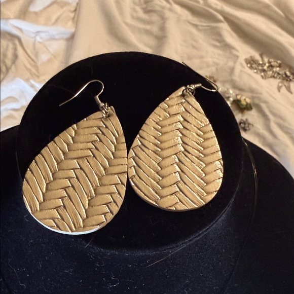 Black Statement Necklace Set with Gold Leaf Earrings - Women Jewelry - Picture 4 of 6